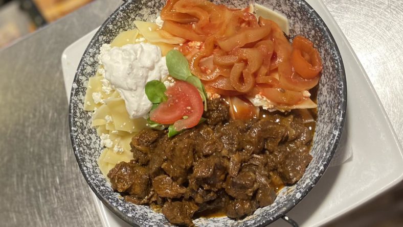 Marhapörkölt túrós csuszával, lecsóval