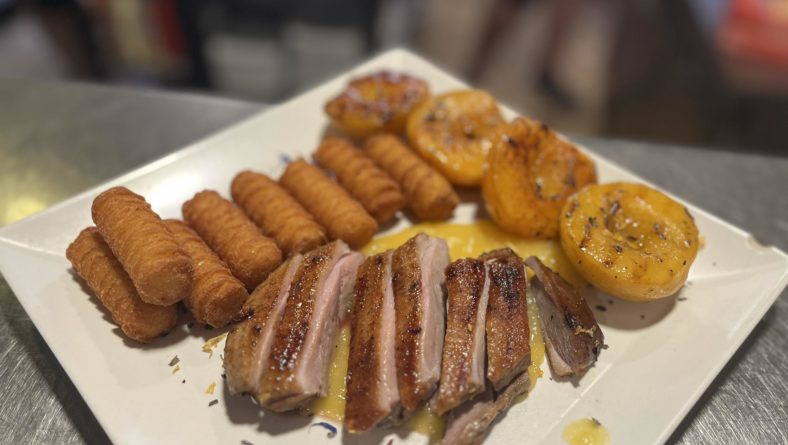 Rosé kacsamell narancsmártással, grill barackkal, burgonya krokettel